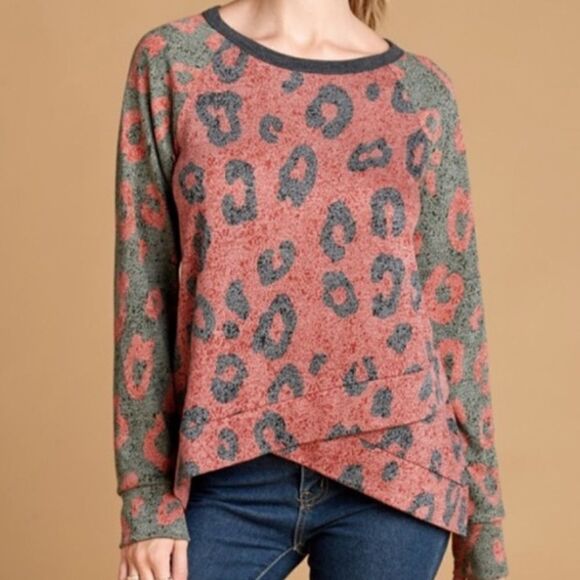 Cheetah Print Raglan Top‎ - Picture 1 of 8